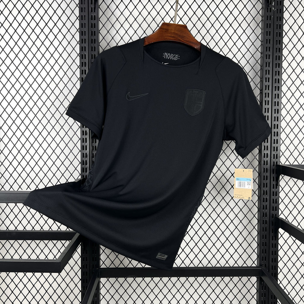 Norvège (Édition Coupe du Monde) Modèle entièrement noir, logos Nike et écusson de la Norvège en monochrome brillant. GoalKits