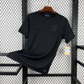 Norvège (Édition Coupe du Monde) Modèle entièrement noir, logos Nike et écusson de la Norvège en monochrome brillant. GoalKits