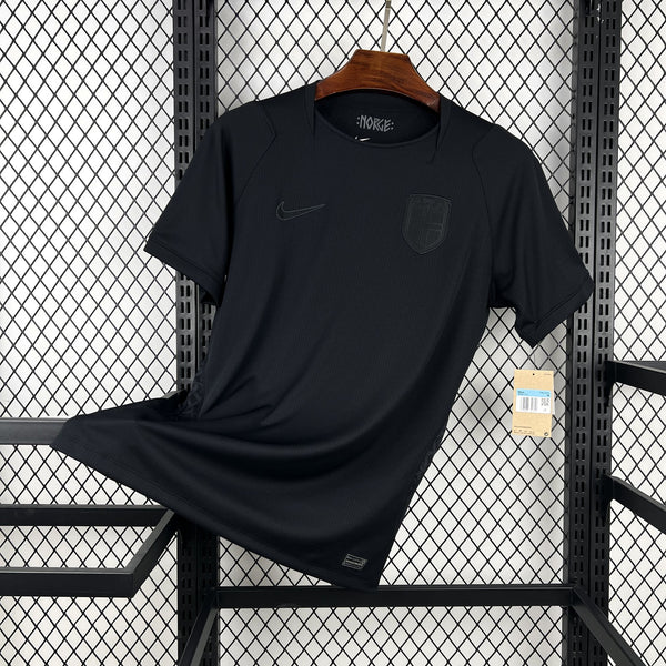 Norvège (Édition Coupe du Monde) Modèle entièrement noir, logos Nike et écusson de la Norvège en monochrome brillant. GoalKits
