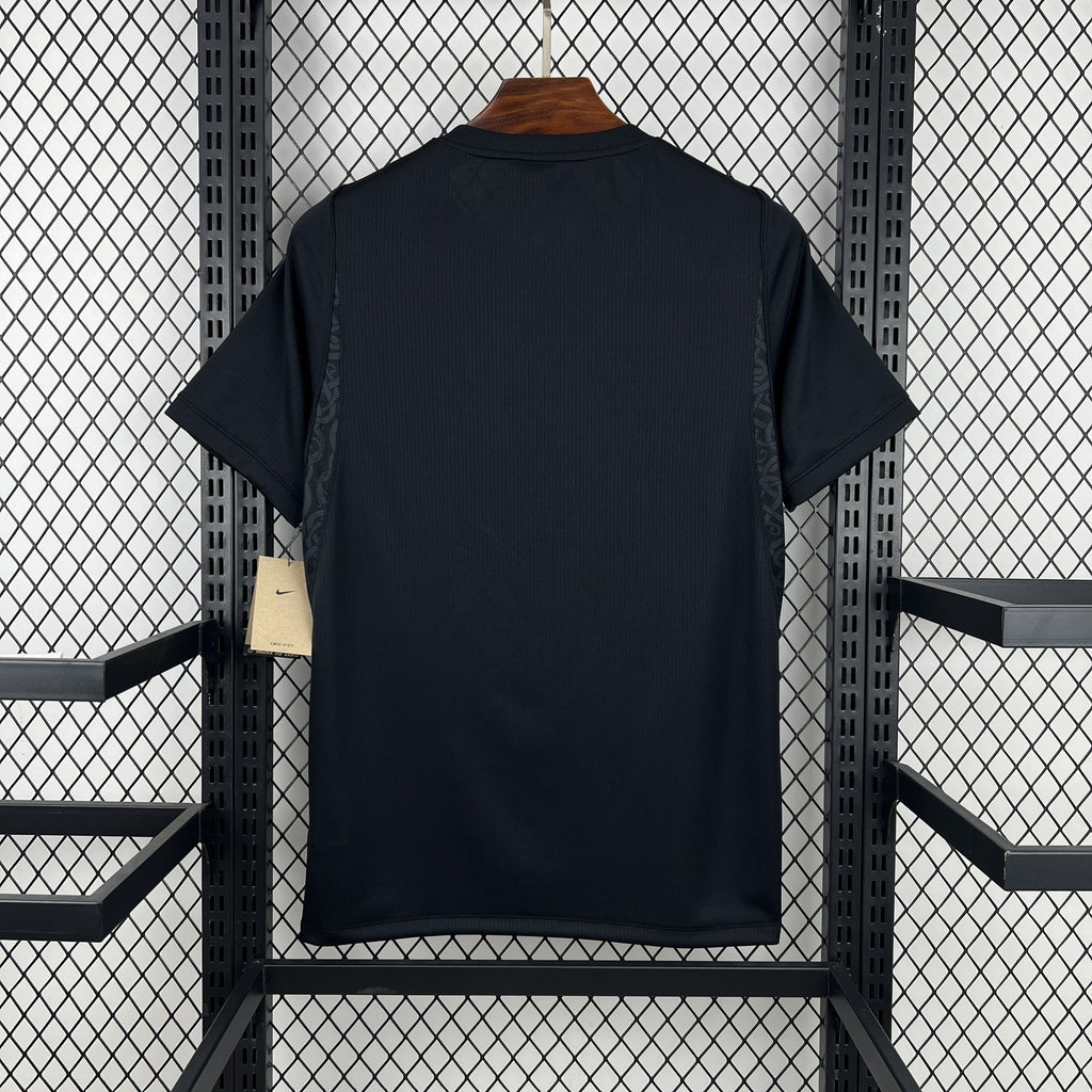 Norvège (Édition Coupe du Monde) Modèle entièrement noir, logos Nike et écusson de la Norvège en monochrome brillant. GoalKits