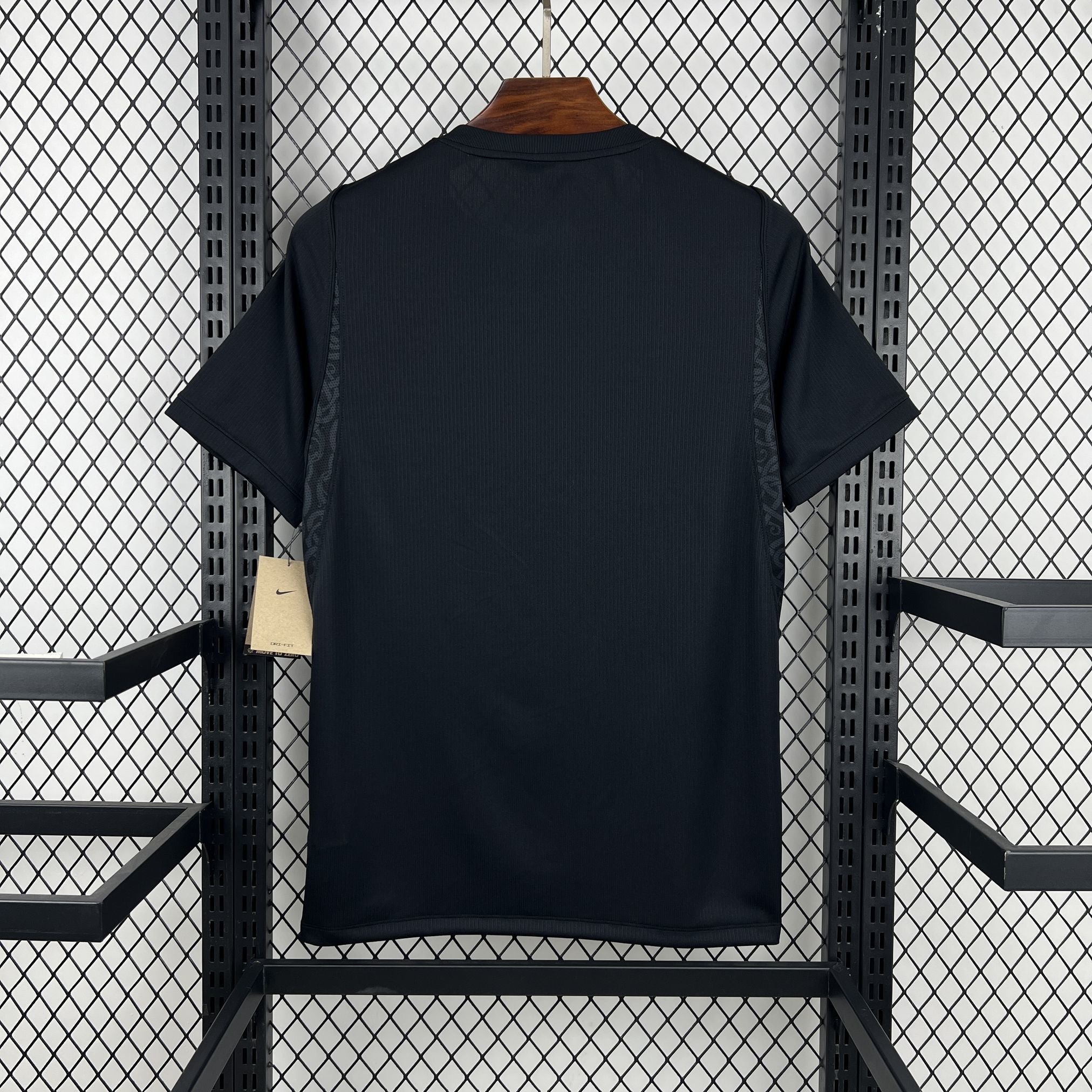 Norvège (Édition Coupe du Monde) Modèle entièrement noir, logos Nike et écusson de la Norvège en monochrome brillant. GoalKits
