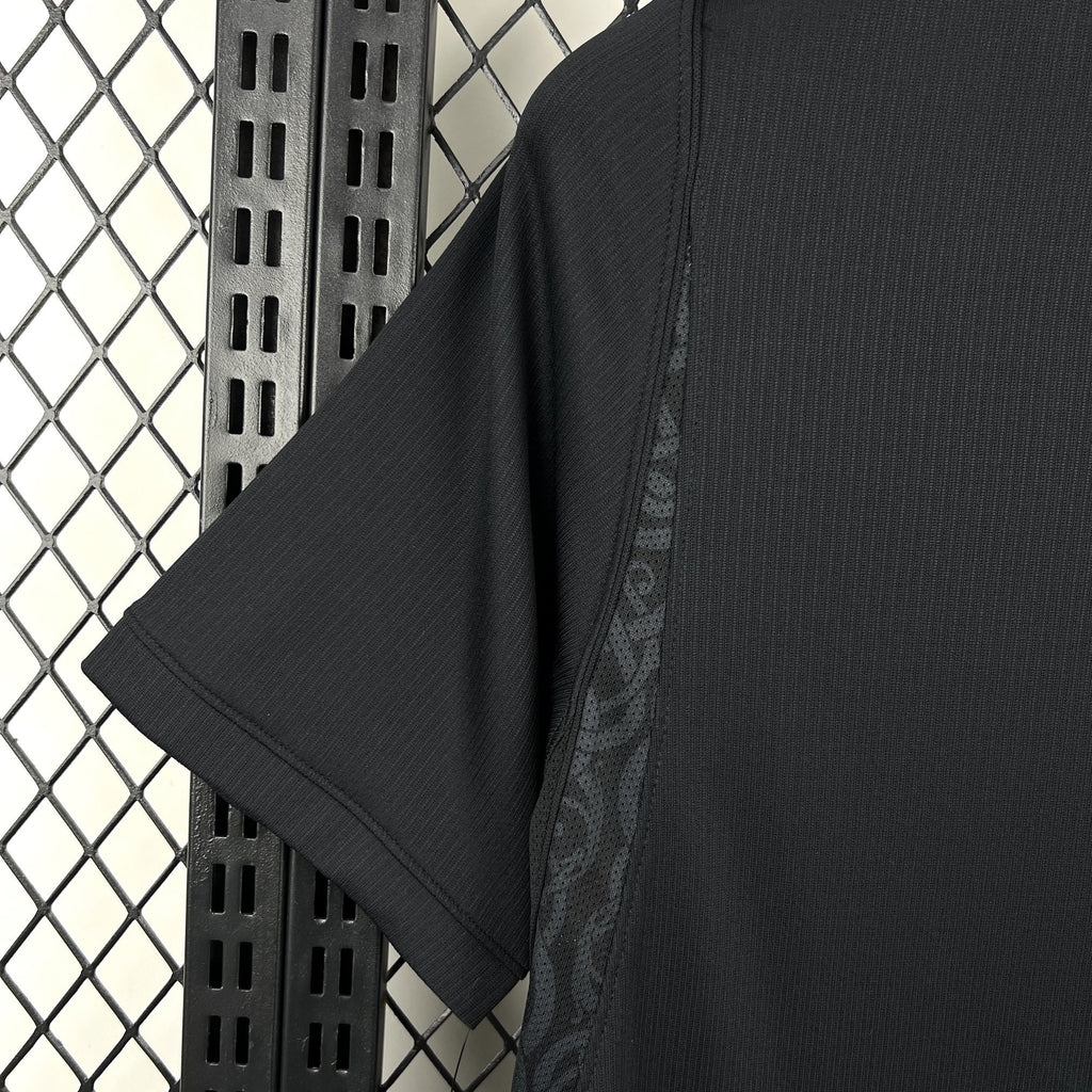 Norvège (Édition Coupe du Monde) Modèle entièrement noir, logos Nike et écusson de la Norvège en monochrome brillant. GoalKits