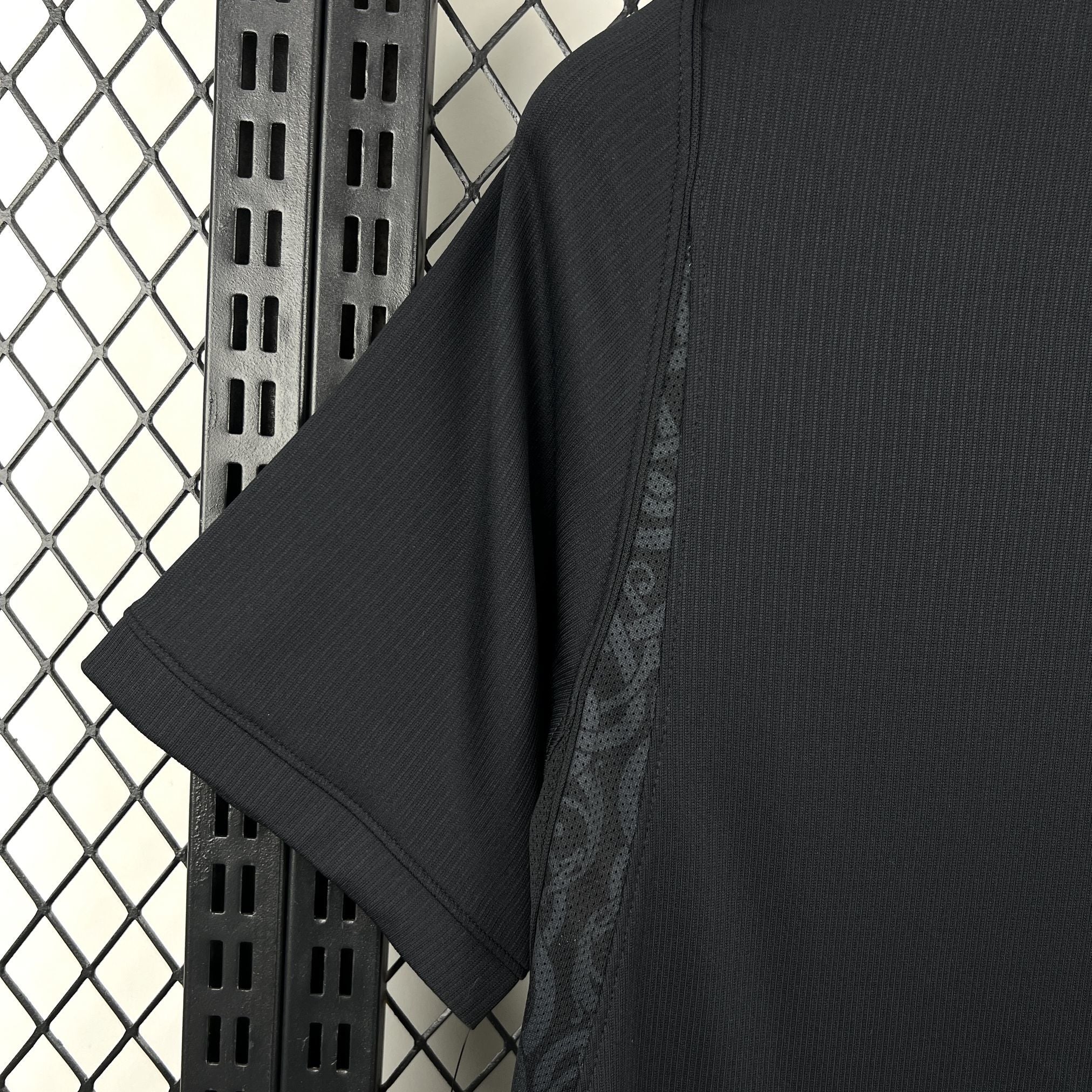 Norvège (Édition Coupe du Monde) Modèle entièrement noir, logos Nike et écusson de la Norvège en monochrome brillant. GoalKits
