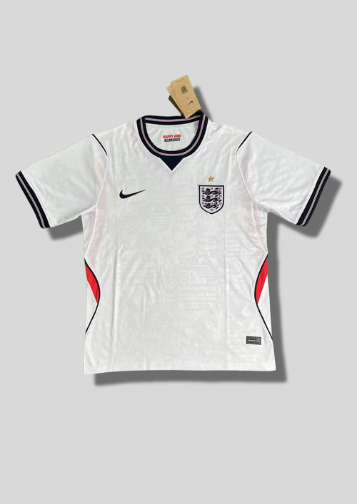 Angleterre 2024 (Training / V2) Blanc, col marine avec insert rouge, détails latéraux rouges et noirs. GoalKits