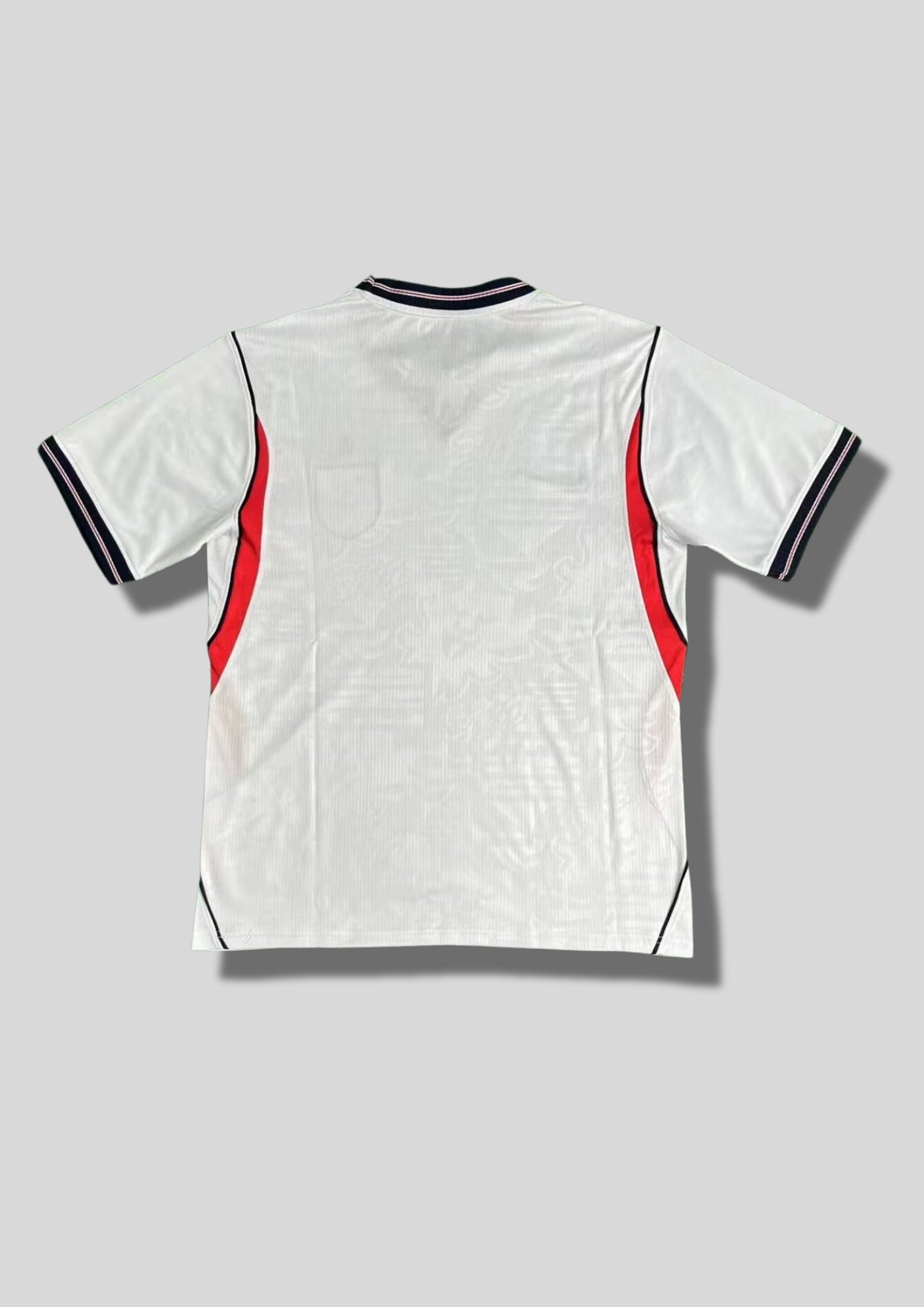 Angleterre 2024 (Training / V2) Blanc, col marine avec insert rouge, détails latéraux rouges et noirs. GoalKits
