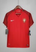 Portugal Euro 2016 (Domicile) Rouge, manches bordeaux texturées, col en V avec liseré vert à l'arrière, virgule Nike blanche. GoalKits