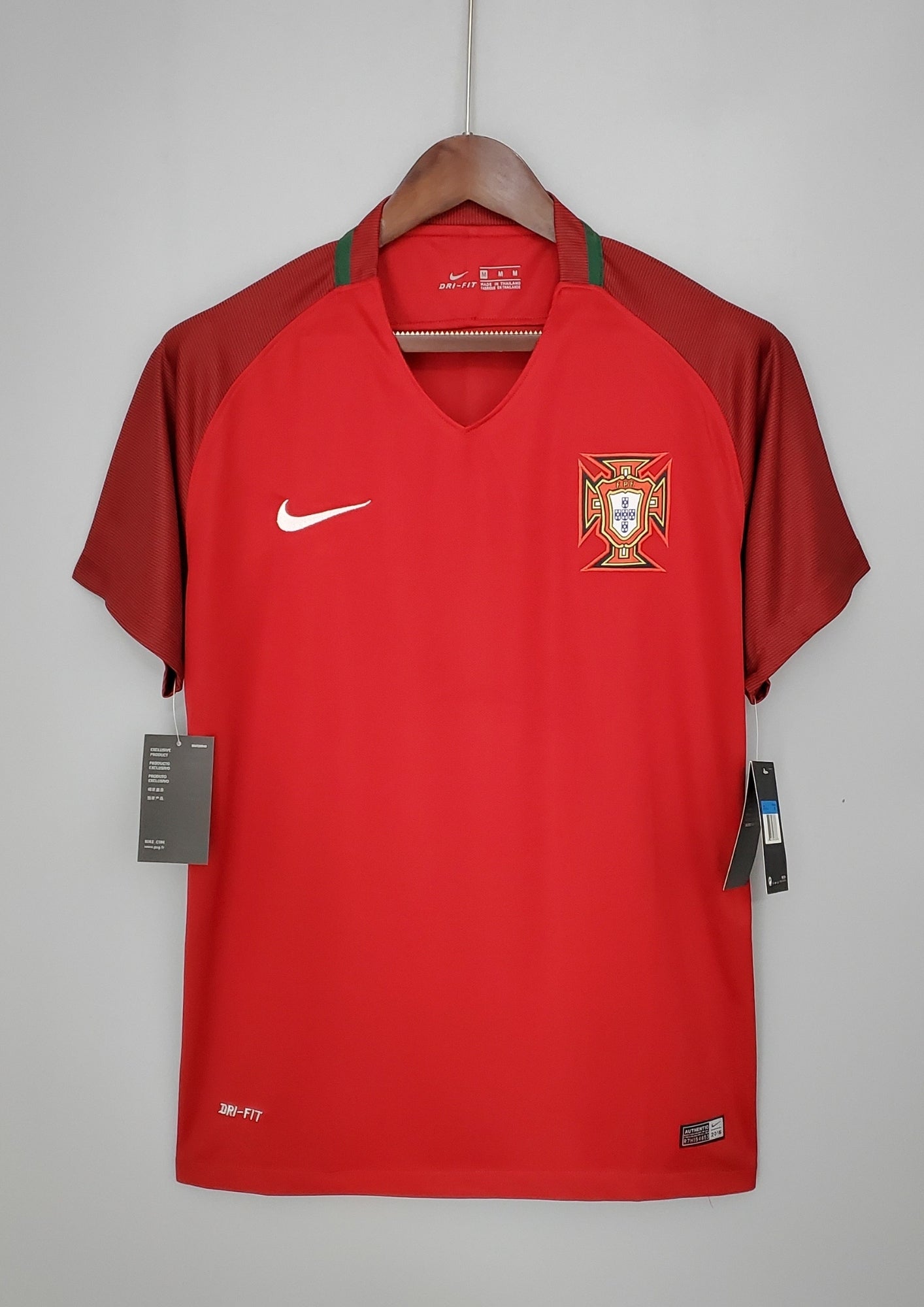 Portugal Euro 2016 (Domicile) Rouge, manches bordeaux texturées, col en V avec liseré vert à l'arrière, virgule Nike blanche. GoalKits