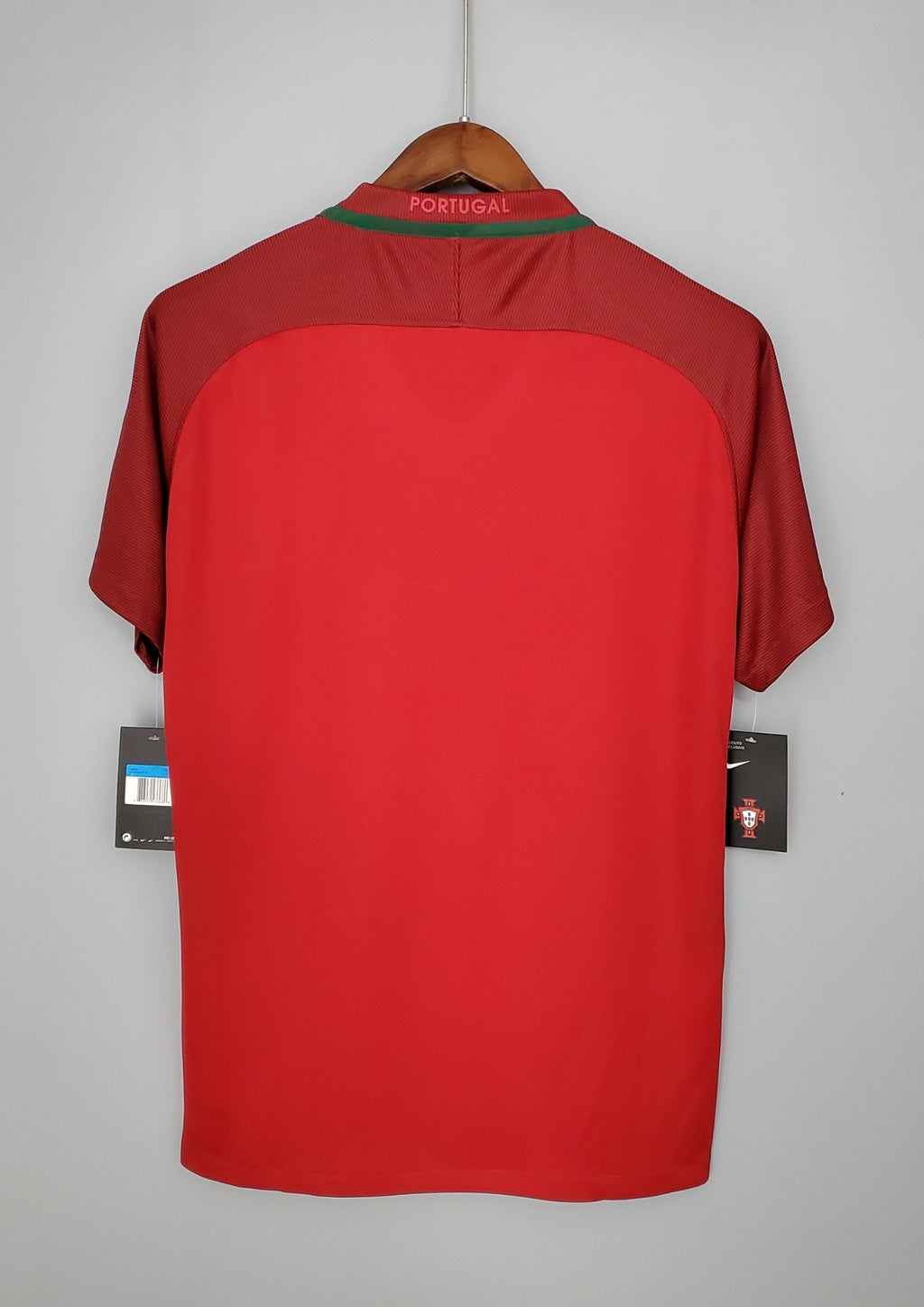 Portugal Euro 2016 (Domicile) Rouge, manches bordeaux texturées, col en V avec liseré vert à l'arrière, virgule Nike blanche. GoalKits