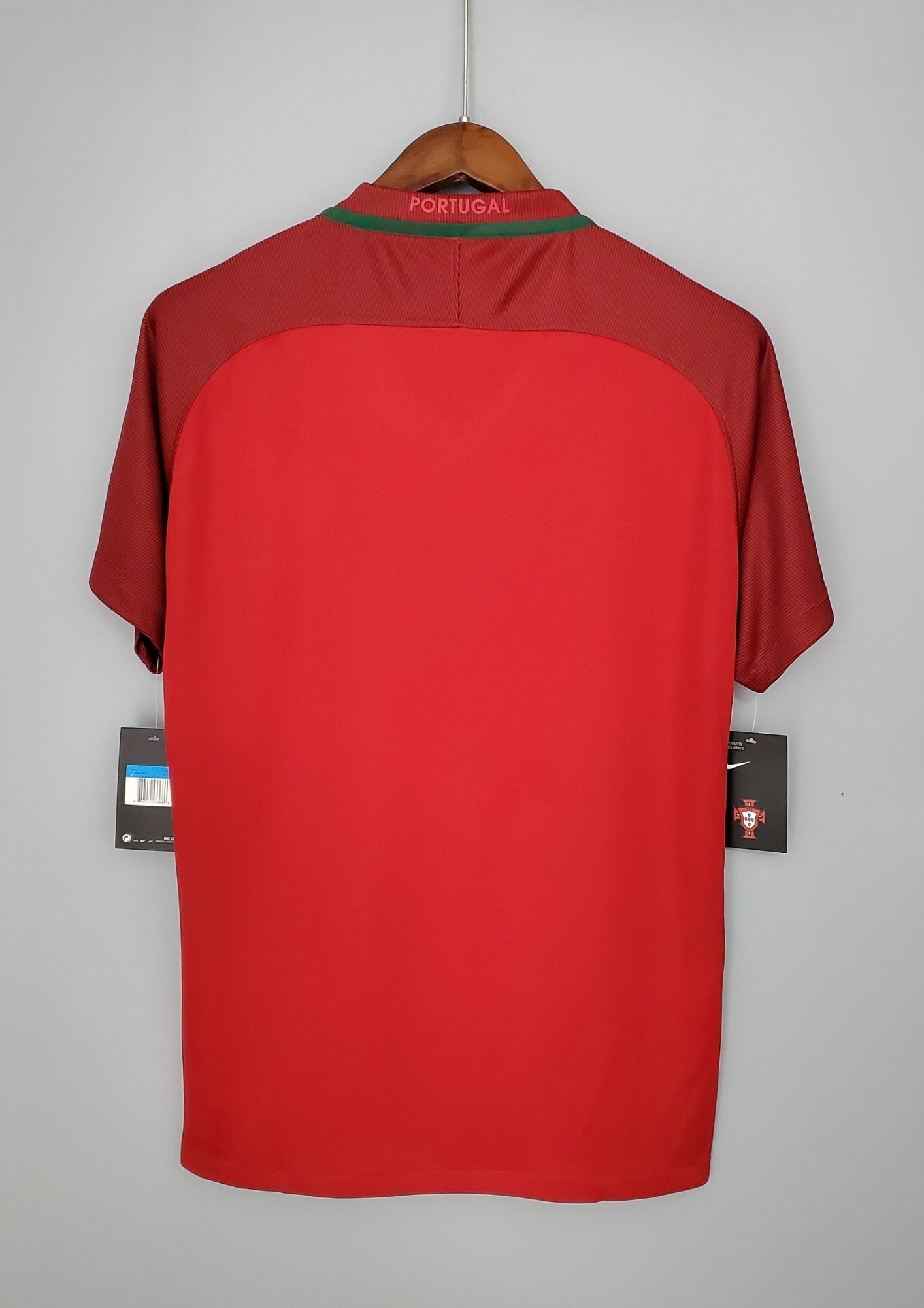 Portugal Euro 2016 (Domicile) Rouge, manches bordeaux texturées, col en V avec liseré vert à l'arrière, virgule Nike blanche. GoalKits