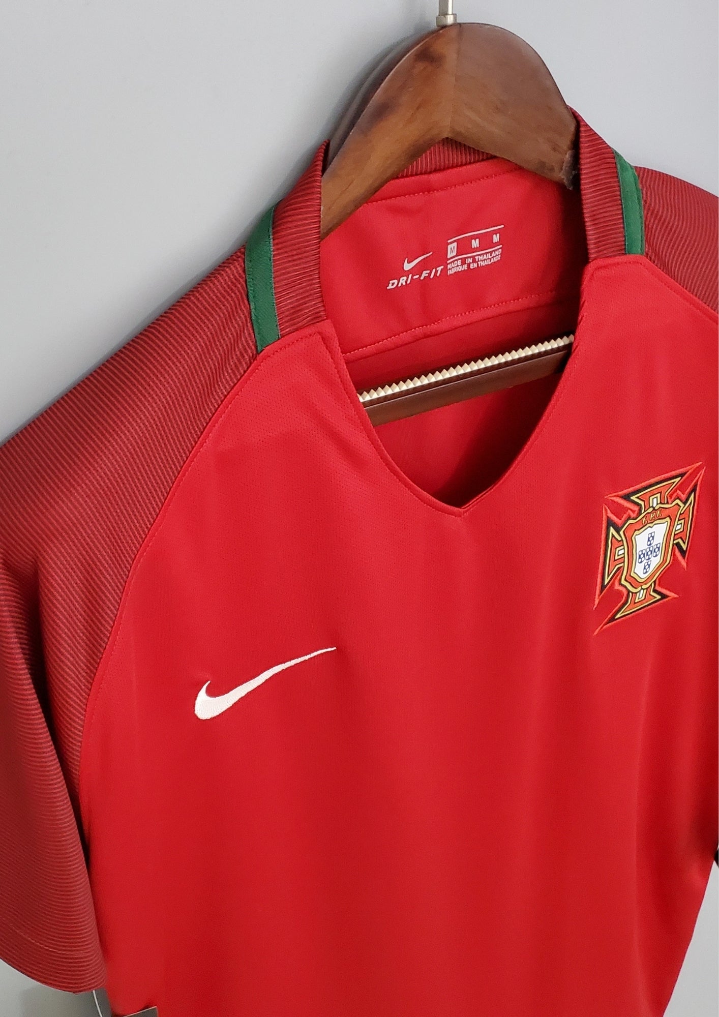 Portugal Euro 2016 (Domicile) Rouge, manches bordeaux texturées, col en V avec liseré vert à l'arrière, virgule Nike blanche. GoalKits