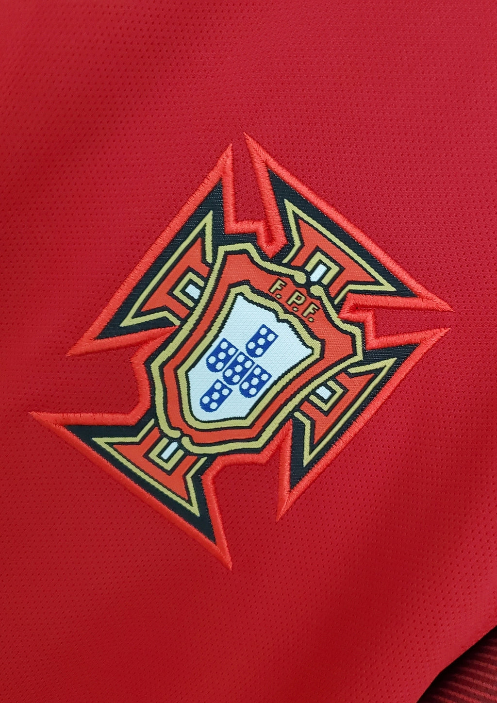 Portugal Euro 2016 (Domicile) Rouge, manches bordeaux texturées, col en V avec liseré vert à l'arrière, virgule Nike blanche. GoalKits