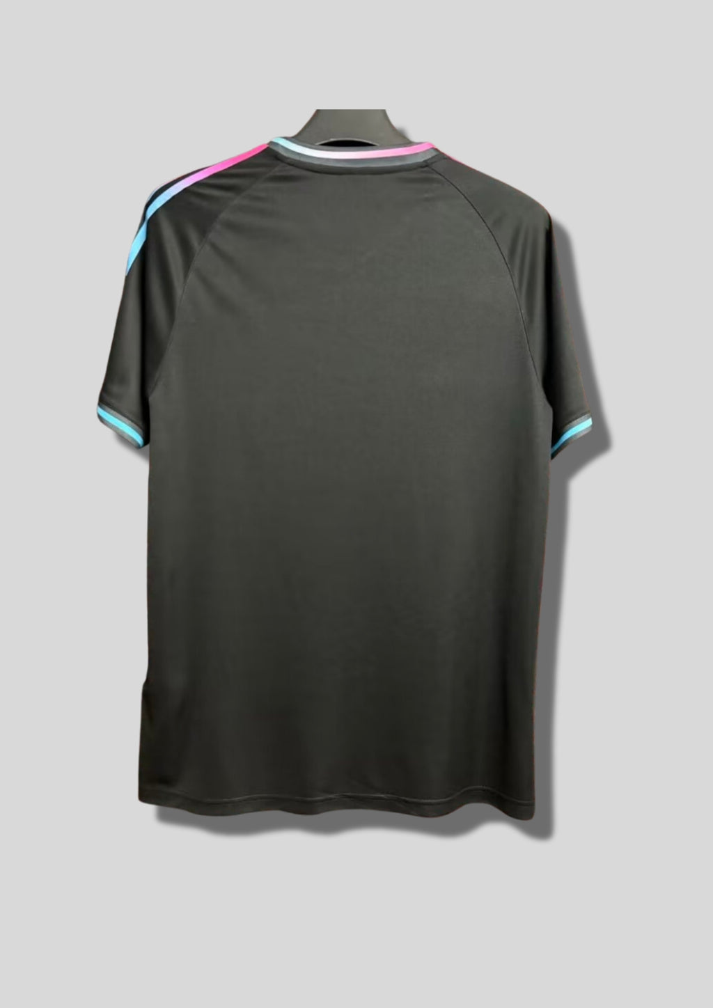 Inter Miami CF "Miami Vice" Edition : Noir avec logos et sponsor "Miami" en dégradé Rose et Bleu GoalKits