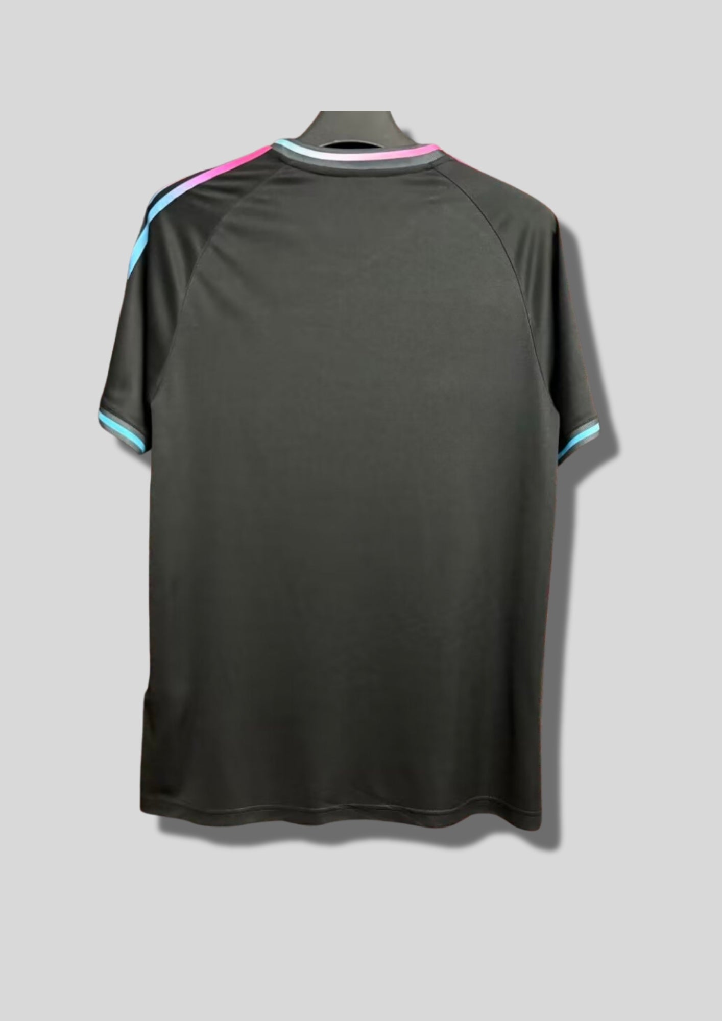 Inter Miami CF "Miami Vice" Edition : Noir avec logos et sponsor "Miami" en dégradé Rose et Bleu GoalKits