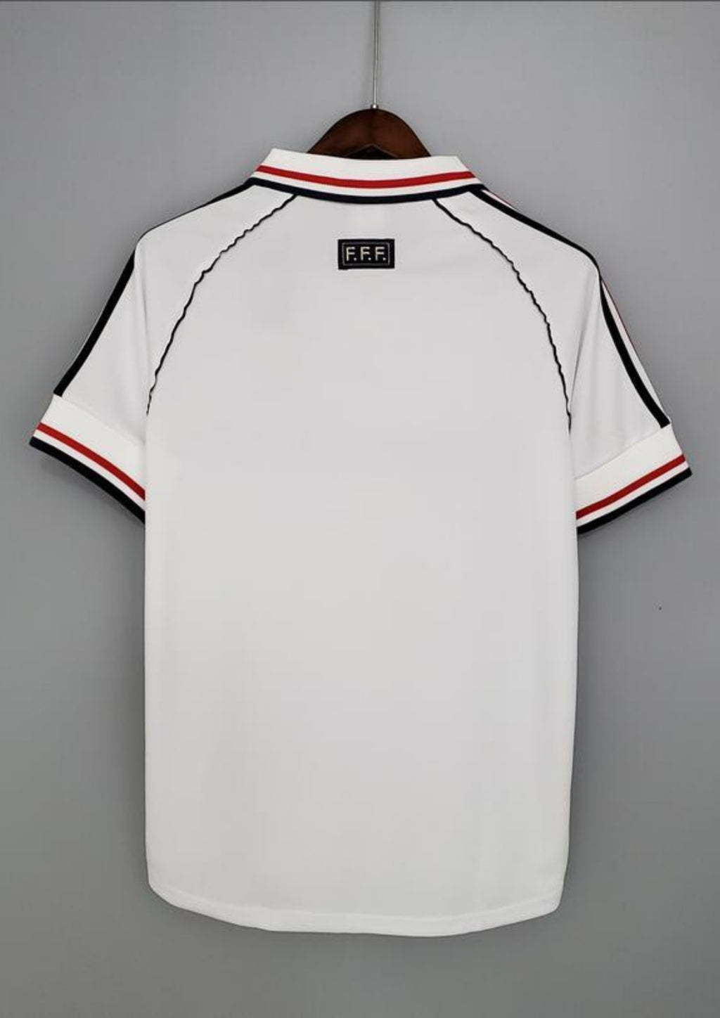 France Extérieur 1998 : Blanc, une bande bleue et trois bandes rouges horizontales, col polo. GoalKits
