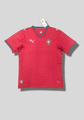 Portugal 2024 (Training - Face) Rouge, rayures ondulées horizontales, col en V et liserés de manches verts, logos Puma et écusson du Portugal blancs. GoalKits
