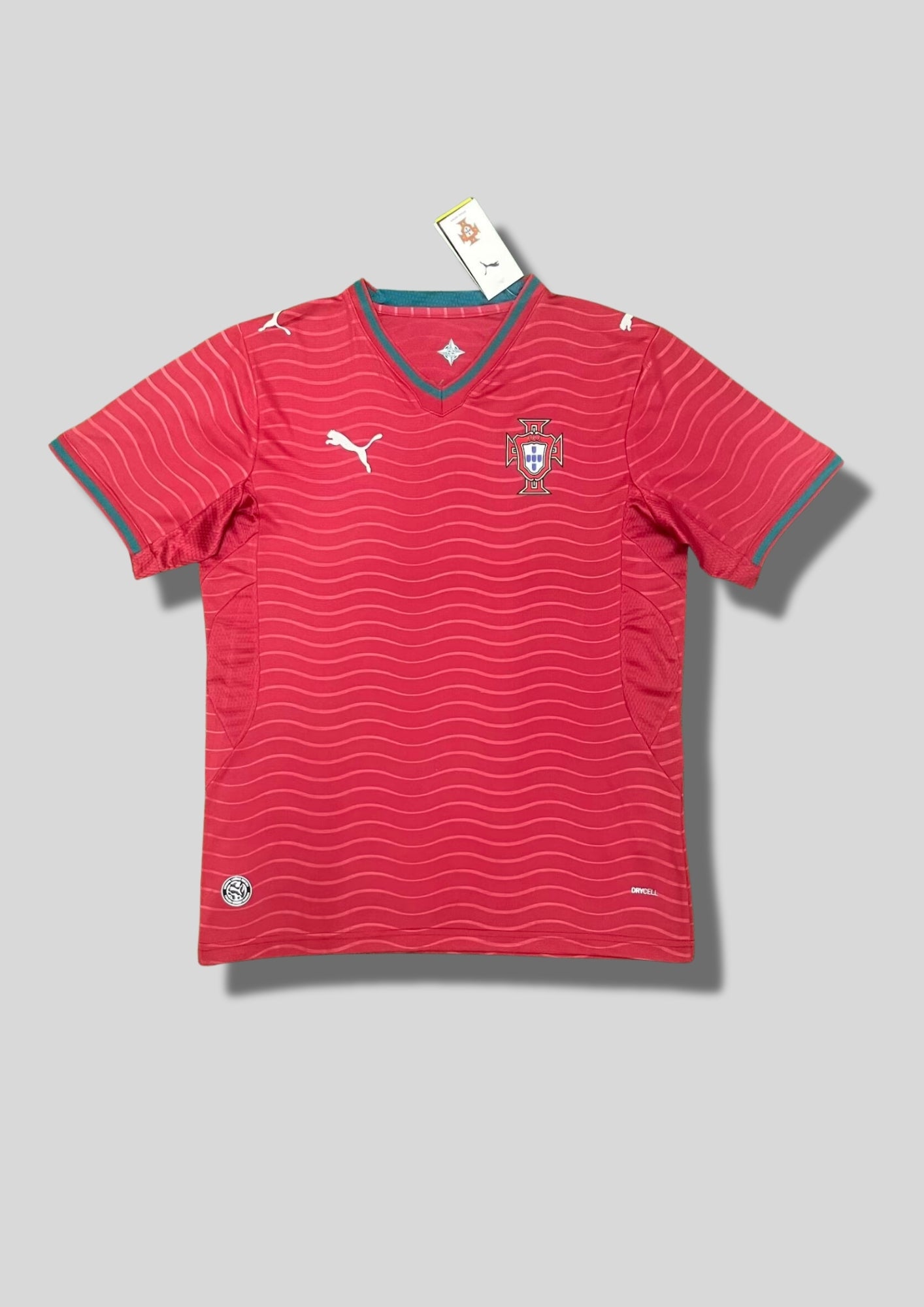Portugal 2024 (Training - Face) Rouge, rayures ondulées horizontales, col en V et liserés de manches verts, logos Puma et écusson du Portugal blancs. GoalKits