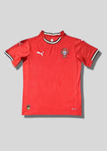 Portugal 2024 (Concept) Rouge, motif à petits losanges ton sur ton, col et bords de manches rayés noir et blanc, logos Puma blancs. GoalKits