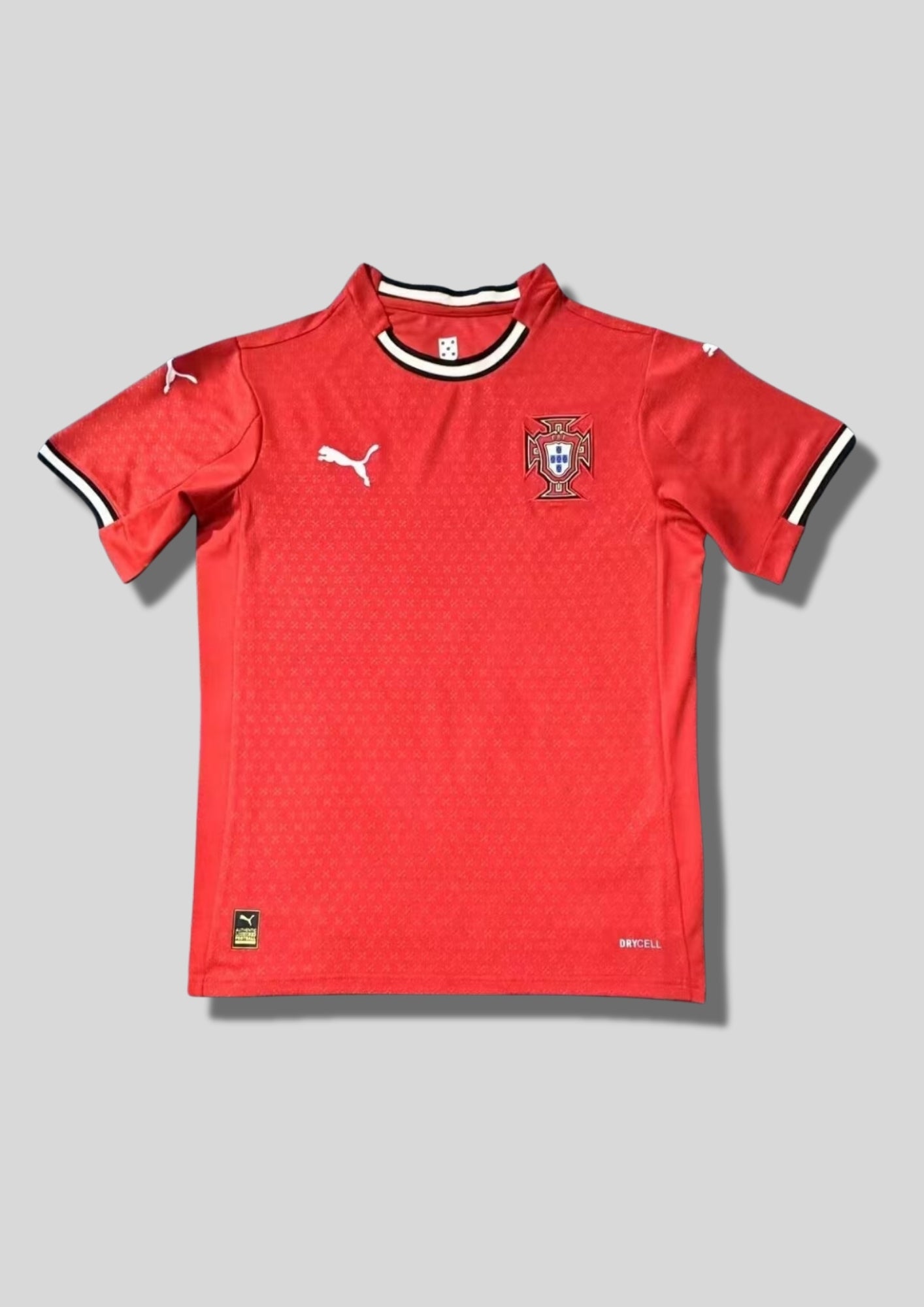 Portugal 2024 (Concept) Rouge, motif à petits losanges ton sur ton, col et bords de manches rayés noir et blanc, logos Puma blancs. GoalKits