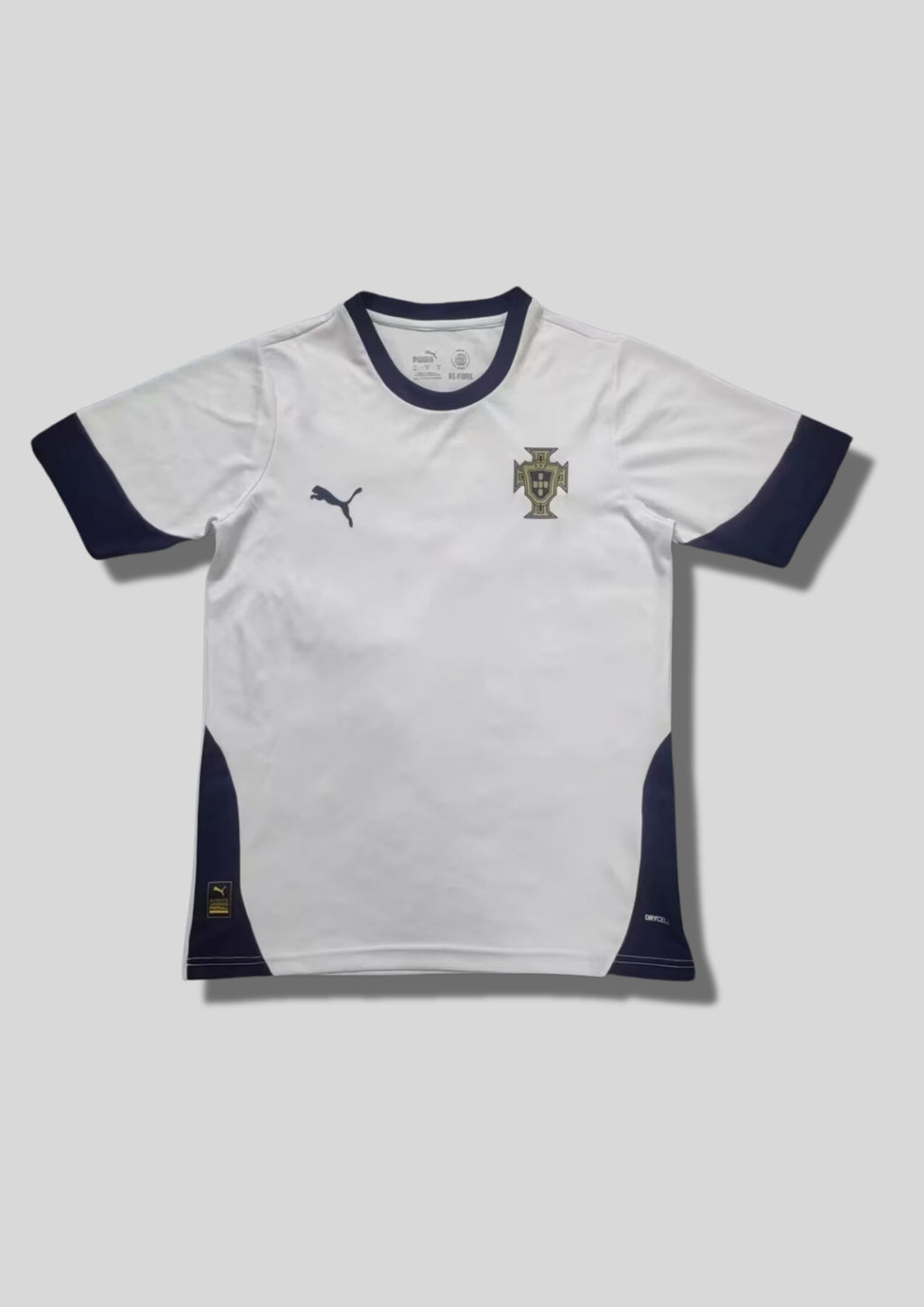 Portugal 2024 (Training / Concept) Blanc, col et larges bordures de manches bleu marine, détails latéraux marine, logos Puma et écusson en monochrome sombre. GoalKits