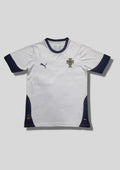 Portugal 2024 (Training / Concept) Blanc, col et larges bordures de manches bleu marine, détails latéraux marine, logos Puma et écusson en monochrome sombre. GoalKits