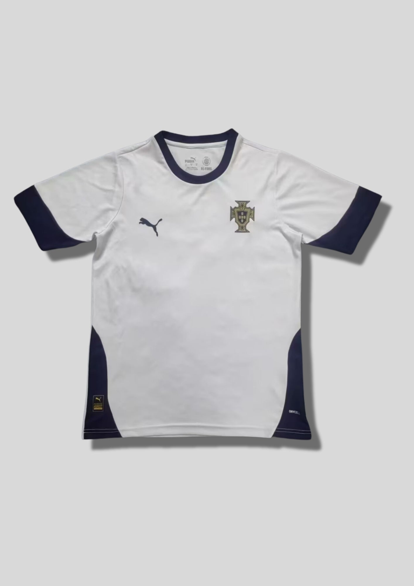 Portugal 2024 (Training / Concept) Blanc, col et larges bordures de manches bleu marine, détails latéraux marine, logos Puma et écusson en monochrome sombre. GoalKits