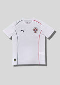 Portugal 2024 (Training / Concept) Blanc, deux liserés verticaux asymétriques (un bleu marine, un rouge), logo Puma marine et écusson classique. GoalKits