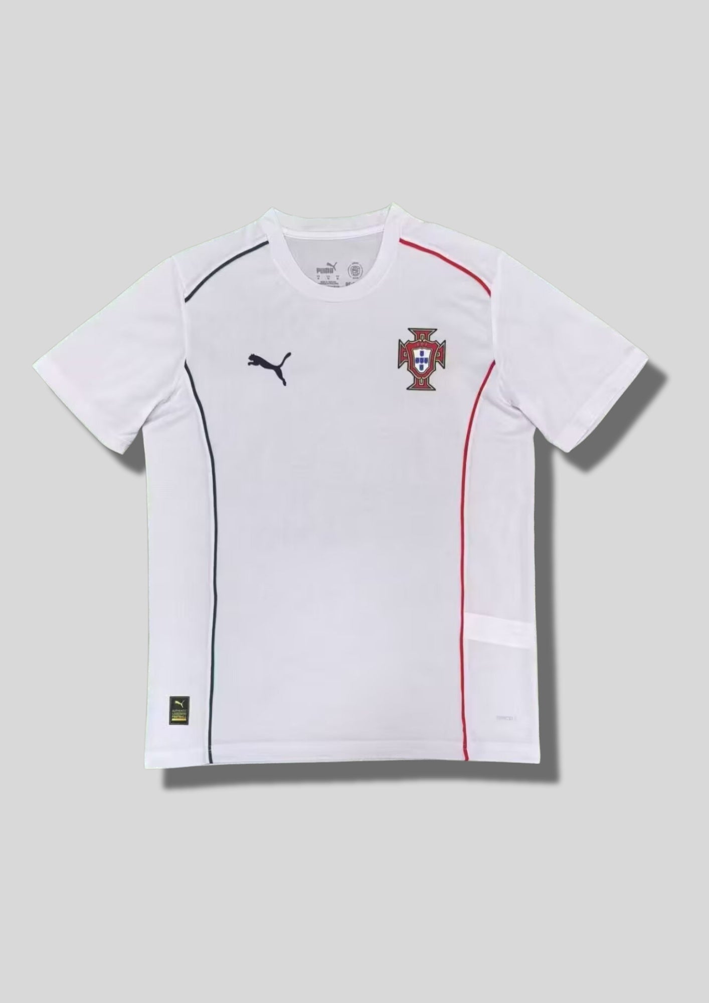 Portugal 2024 (Training / Concept) Blanc, deux liserés verticaux asymétriques (un bleu marine, un rouge), logo Puma marine et écusson classique. GoalKits