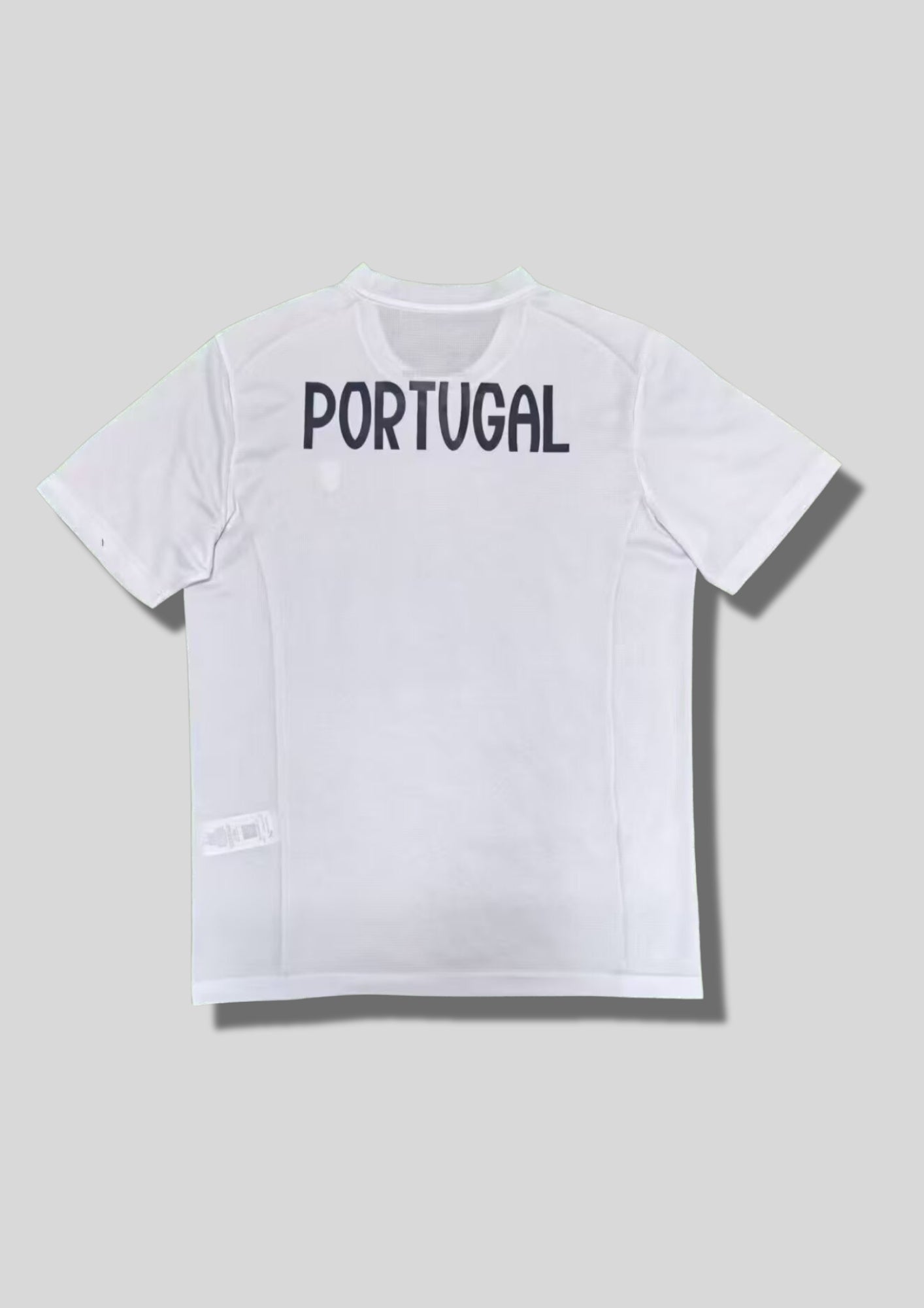 Portugal 2024 (Training / Concept) Blanc, deux liserés verticaux asymétriques (un bleu marine, un rouge), logo Puma marine et écusson classique. GoalKits