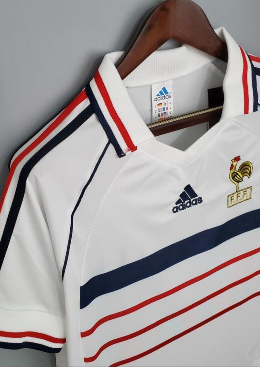 France Extérieur 1998 : Blanc, une bande bleue et trois bandes rouges horizontales, col polo. GoalKits