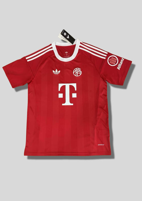 Bayern Lifestyler Domicile 24/25 - Rouge & Trefoil blanc GoalKits