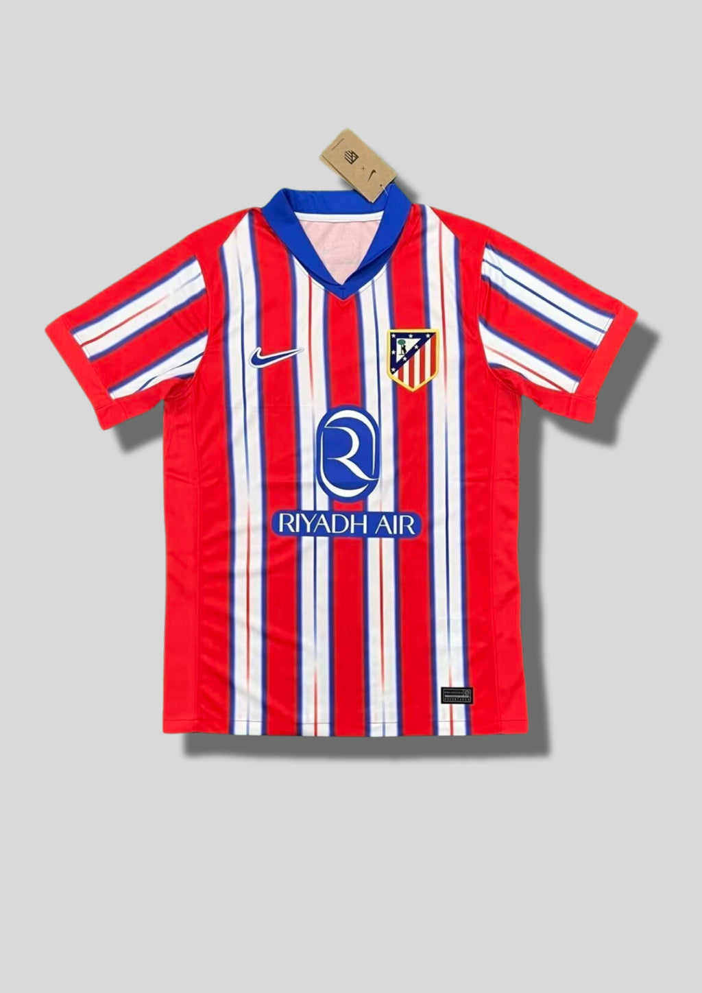Atlético de Madrid Édition Multirayures : Maillot présentant des rayures verticales rouges larges entrecoupées de multiples fines lignes bleues et blanches. GoalKits