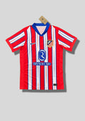 Atlético de Madrid Édition Multirayures : Maillot présentant des rayures verticales rouges larges entrecoupées de multiples fines lignes bleues et blanches. GoalKits