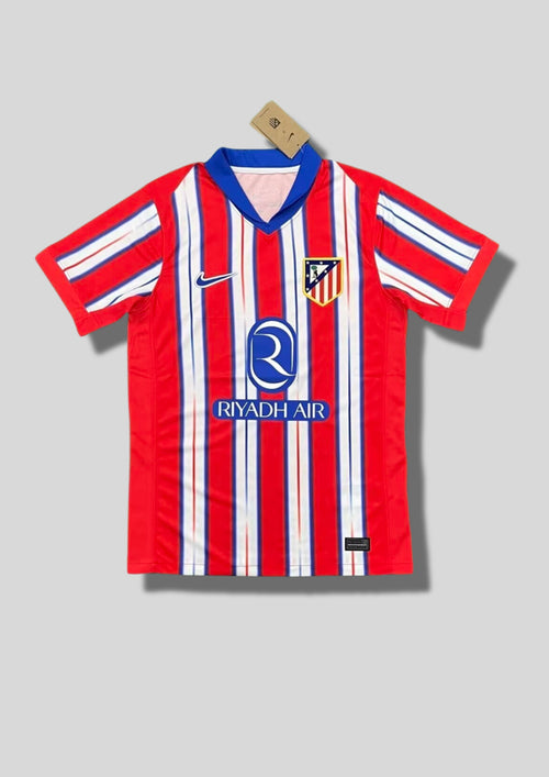 Atlético de Madrid Édition Multirayures : Maillot présentant des rayures verticales rouges larges entrecoupées de multiples fines lignes bleues et blanches. GoalKits