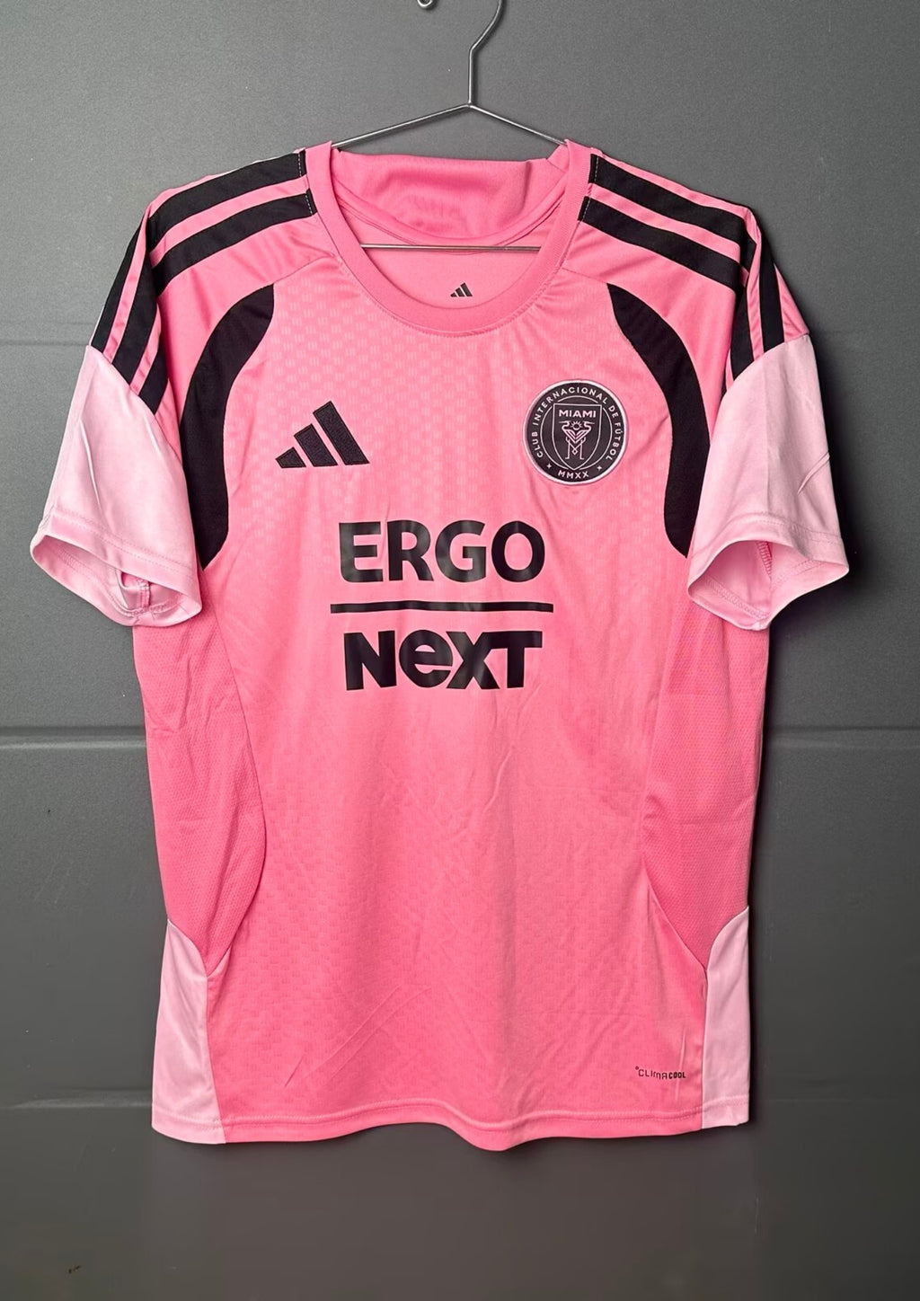 Inter Miami CF Training 24/25 : Rose avec épaules noires et sponsors "ERGO NEXT" en noir GoalKits