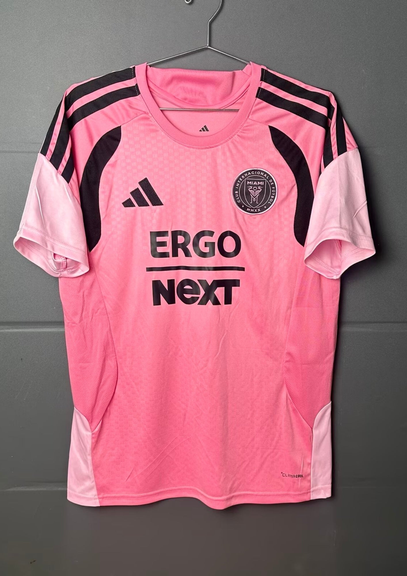 Inter Miami CF Training 24/25 : Rose avec épaules noires et sponsors "ERGO NEXT" en noir GoalKits