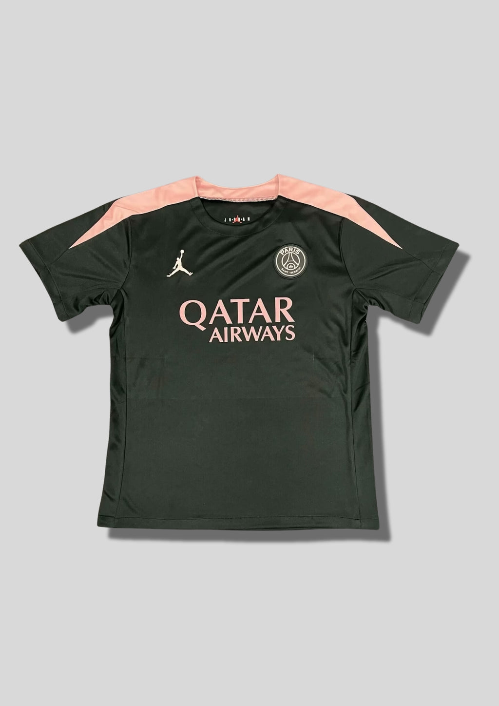 Paris Saint-Germain (France) Édition Fourth / Training (Noir & Rose) : Un modèle noir profond qui fait écho à ta version blanche. GoalKits