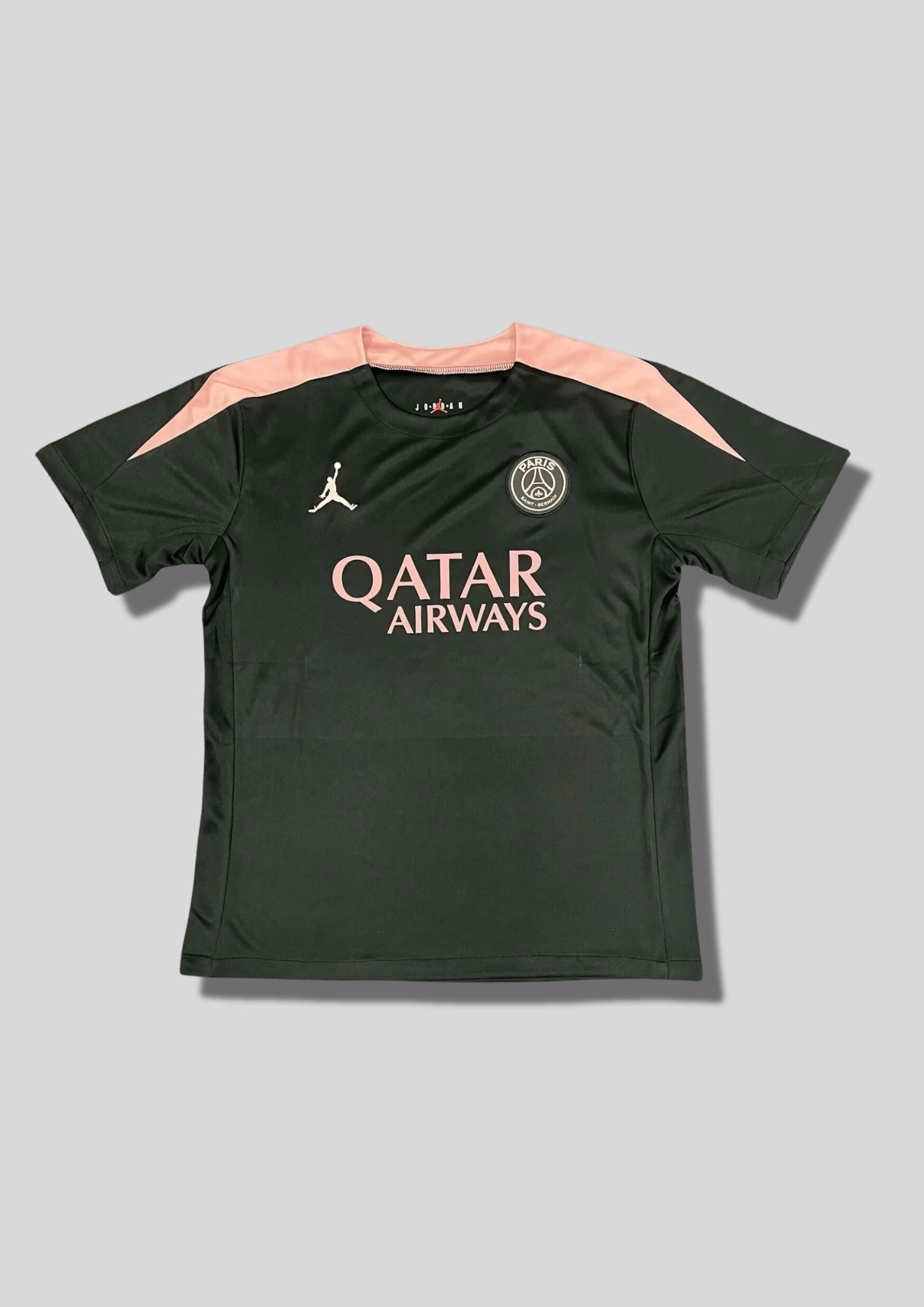 Paris Saint-Germain (France) Édition Fourth / Training (Noir & Rose) : Un modèle noir profond qui fait écho à ta version blanche. GoalKits