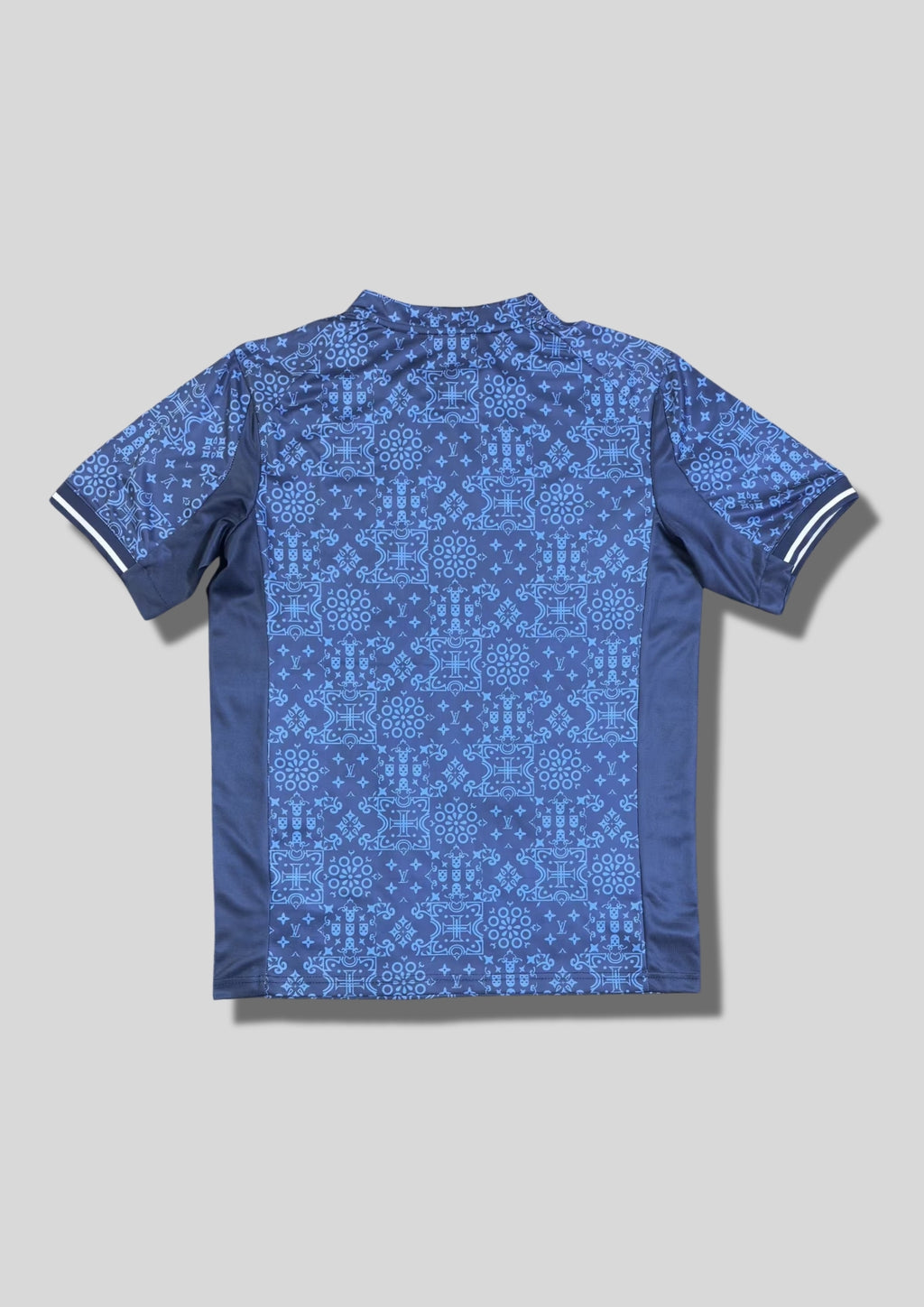 Portugal (Concept / LV) Bleu marine, motifs azulejos et Louis Vuitton bleu clair, col et manches rayés. GoalKits
