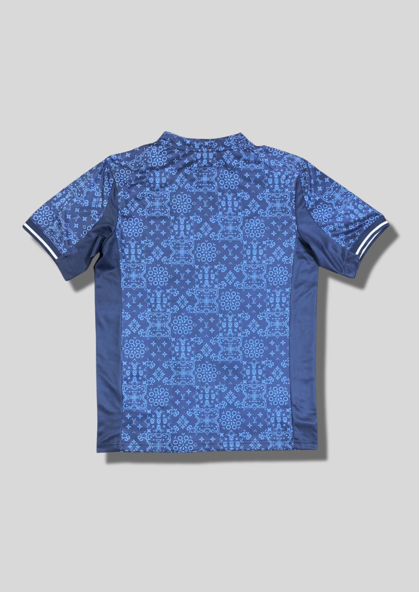 Portugal (Concept / LV) Bleu marine, motifs azulejos et Louis Vuitton bleu clair, col et manches rayés. GoalKits