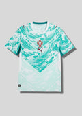 Portugal Training/Pre-Match 2024 : Blanc et vert menthe avec un motif de vagues dynamiques sur tout le torse et le blason de la fédération au centre. GoalKits