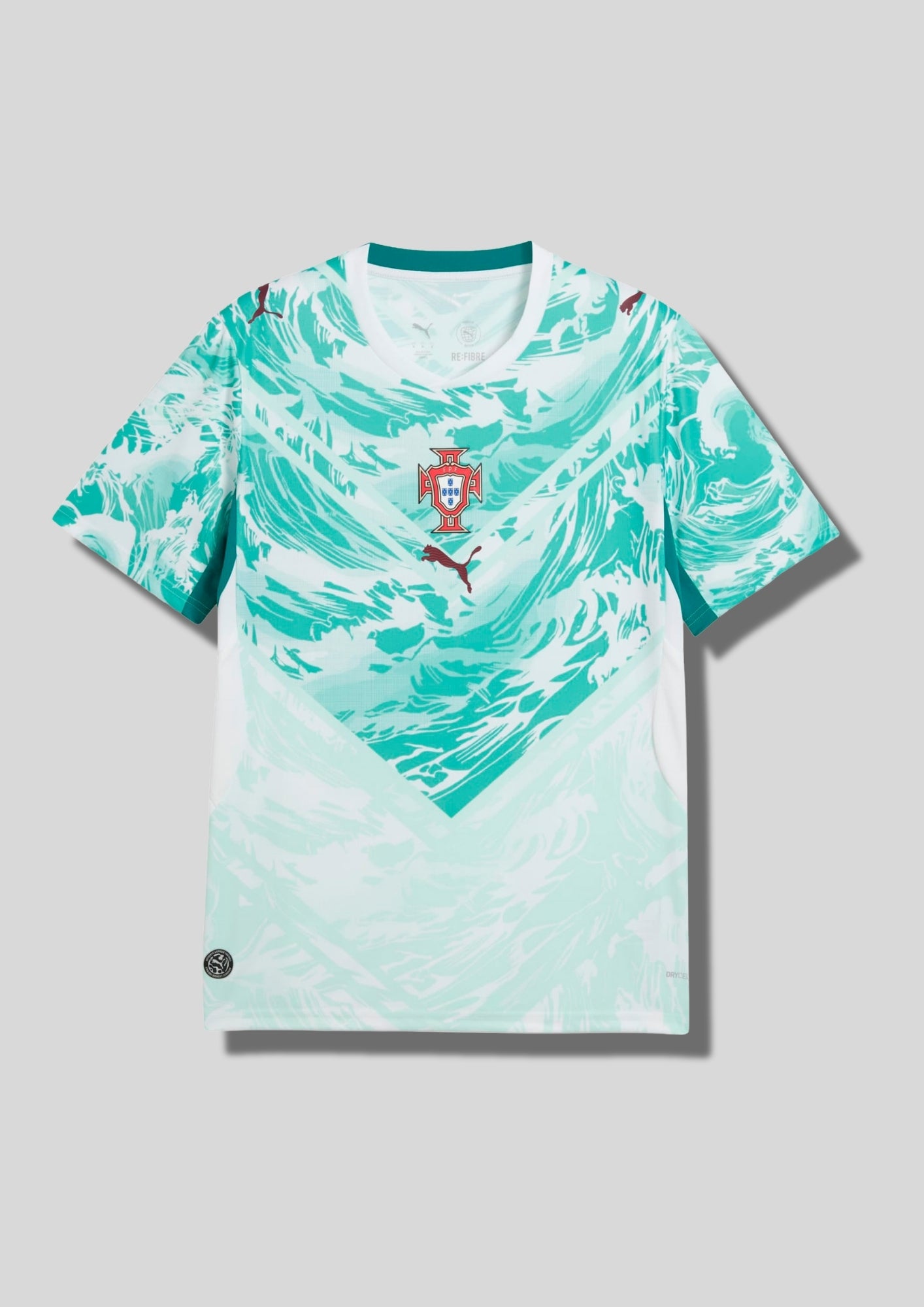 Portugal Training/Pre-Match 2024 : Blanc et vert menthe avec un motif de vagues dynamiques sur tout le torse et le blason de la fédération au centre. GoalKits