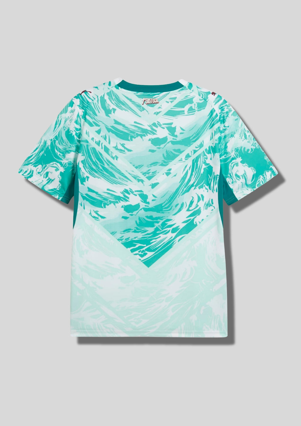Portugal Training/Pre-Match 2024 : Blanc et vert menthe avec un motif de vagues dynamiques sur tout le torse et le blason de la fédération au centre. GoalKits