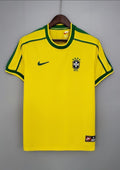 Brésil 2004 (Domicile) Jaune, col rond et liserés verts, virgule Nike verte et écusson classique du Brésil sur la poitrine. GoalKits