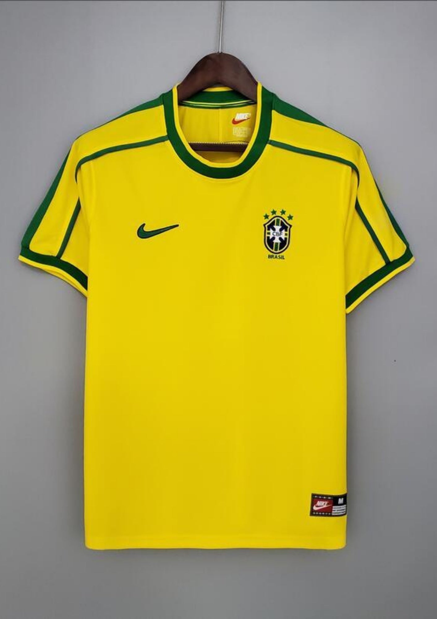 Brésil 2004 (Domicile) Jaune, col rond et liserés verts, virgule Nike verte et écusson classique du Brésil sur la poitrine. GoalKits