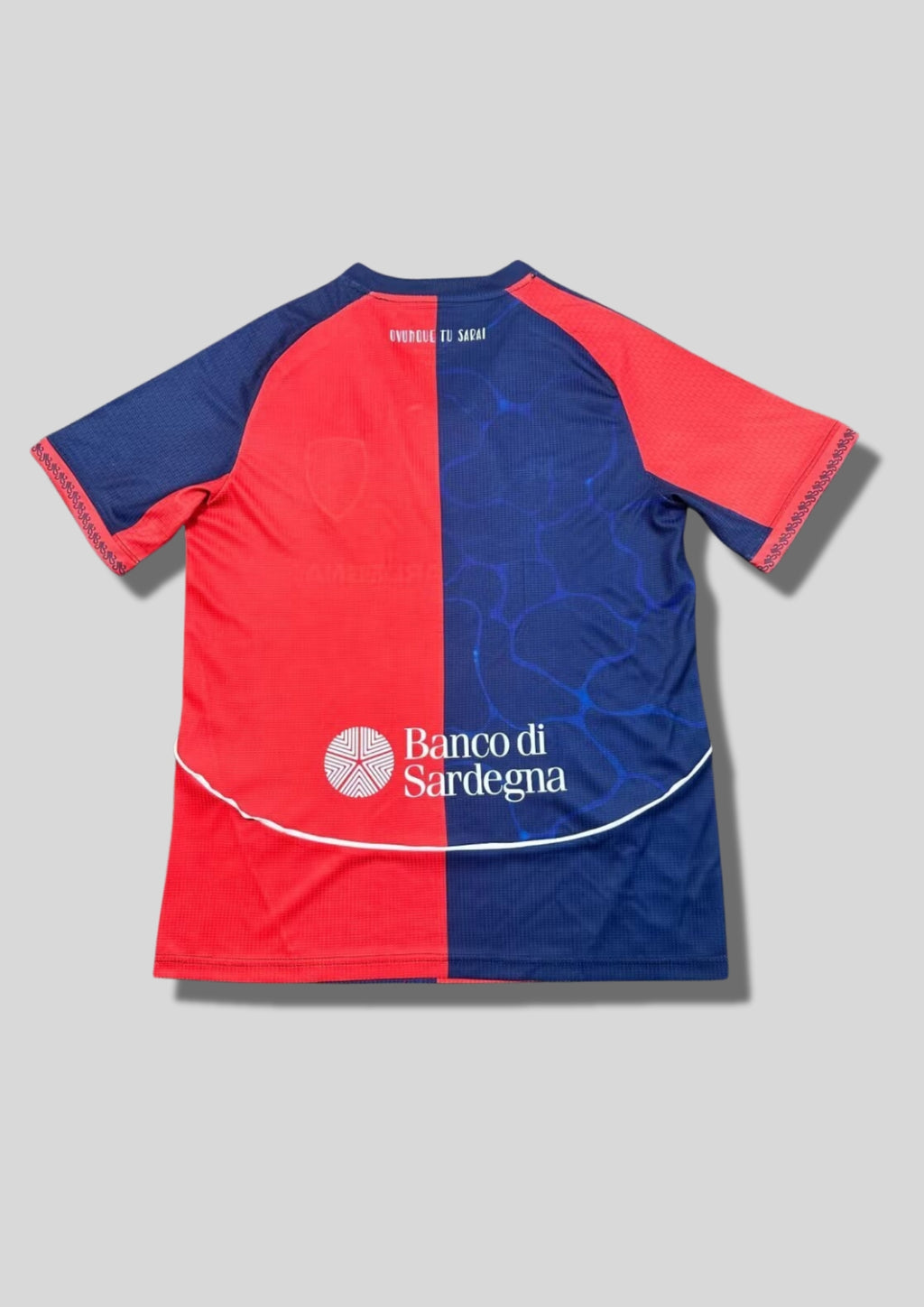 Cagliari Domicile 24/25 - EYE Sport (Rouge & Bleu divisé, Motifs traditionnels) GoalKits