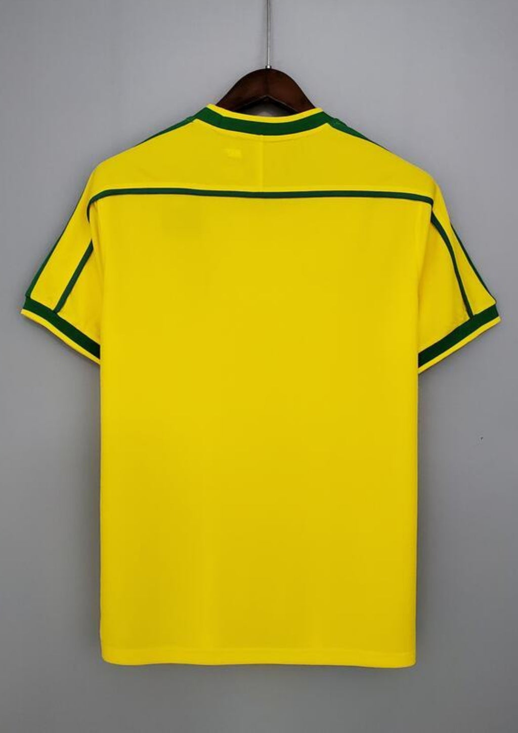 Brésil 2004 (Domicile) Jaune, col rond et liserés verts, virgule Nike verte et écusson classique du Brésil sur la poitrine. GoalKits