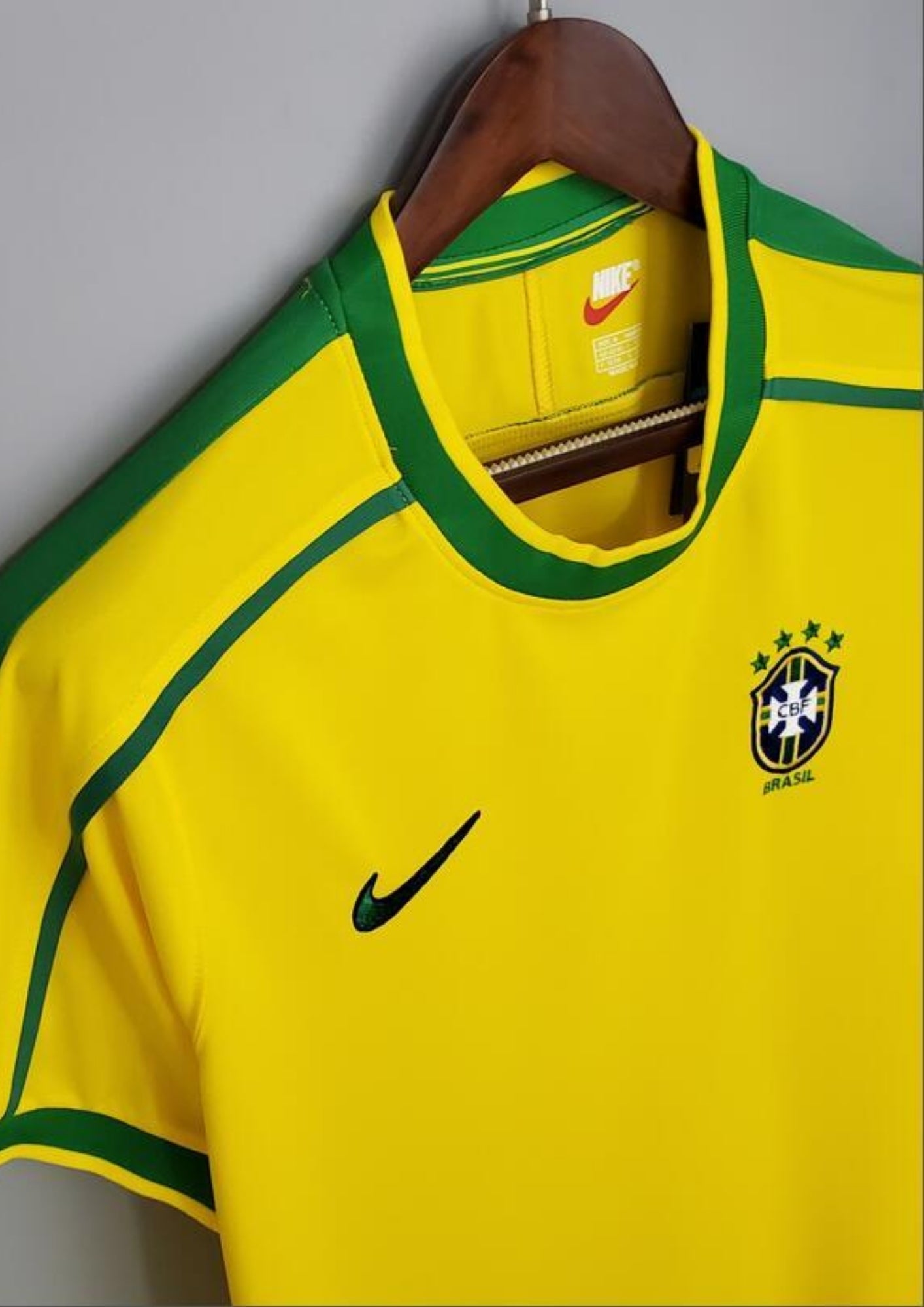 Brésil 2004 (Domicile) Jaune, col rond et liserés verts, virgule Nike verte et écusson classique du Brésil sur la poitrine. GoalKits