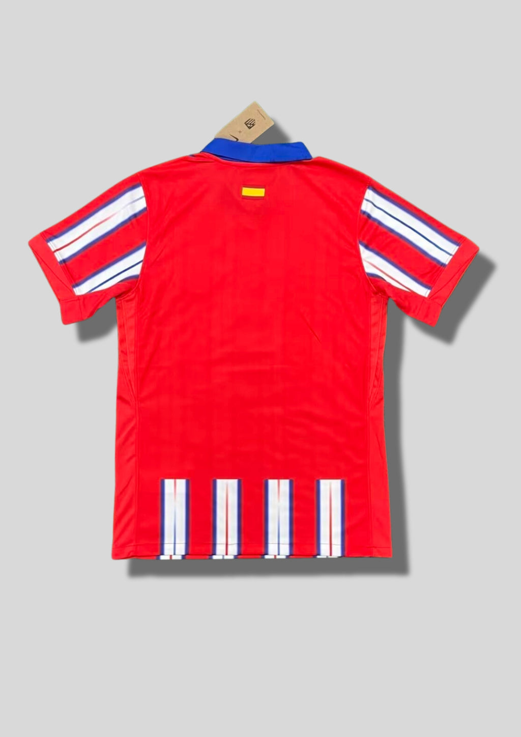 Atlético de Madrid Édition Multirayures : Maillot présentant des rayures verticales rouges larges entrecoupées de multiples fines lignes bleues et blanches. GoalKits