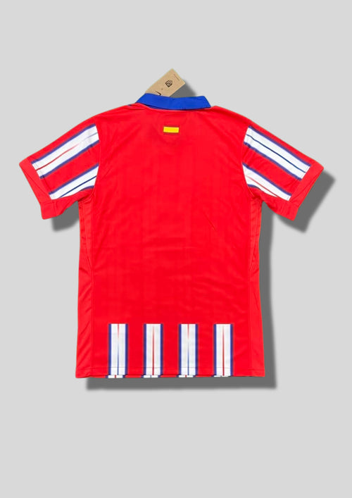 Atlético de Madrid Édition Multirayures : Maillot présentant des rayures verticales rouges larges entrecoupées de multiples fines lignes bleues et blanches. GoalKits