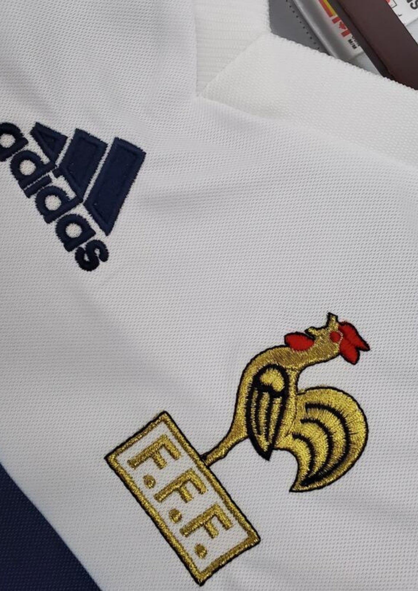 France Extérieur 1998 : Blanc, une bande bleue et trois bandes rouges horizontales, col polo. GoalKits